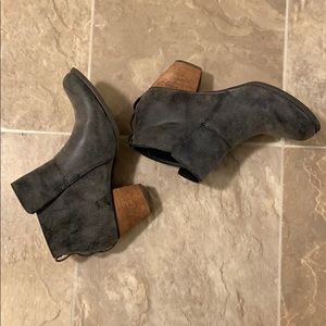 Restricted grey bootie